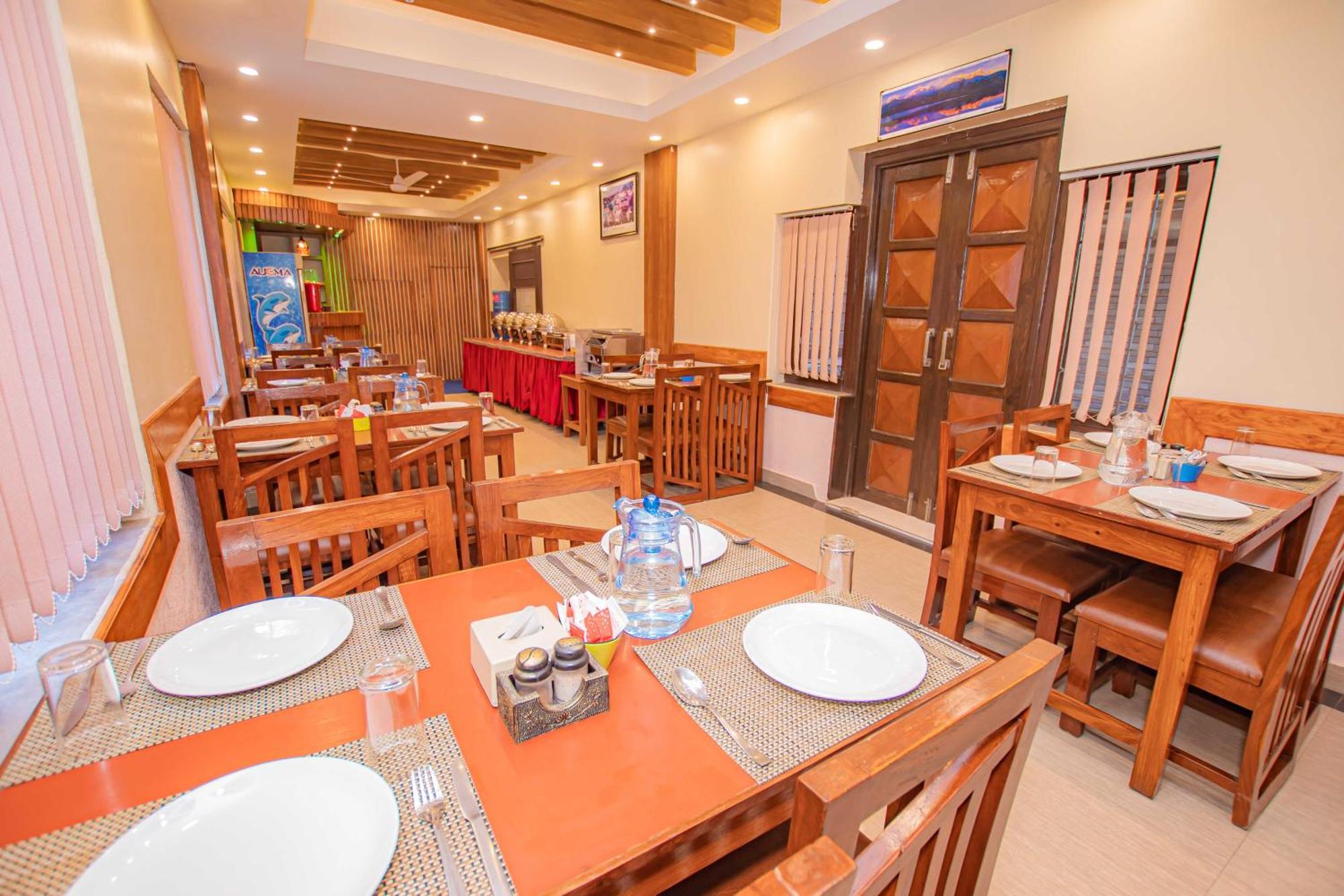 Hotel Crystal Palace Pokhara Exterior foto